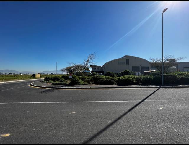 900M² WAREHOUSE TO LET IN AIRPORT INDUSTRIA